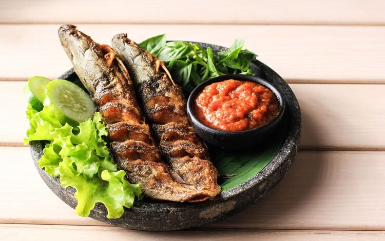 Resep pecel lele merupakan salah satu makanan khas Indonesia yang terkenal. Makanan ini terdiri dari lele goreng yang disajikan dengan sambal kacang.