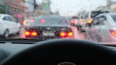 Cara aman berkendara, saat musim hujan merupakan musim yang menyenangkan, namun juga dapat menyebabkan banyak masalah bagi pengemudi
