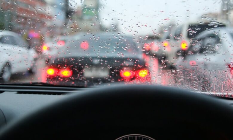 Cara aman berkendara, saat musim hujan merupakan musim yang menyenangkan, namun juga dapat menyebabkan banyak masalah bagi pengemudi