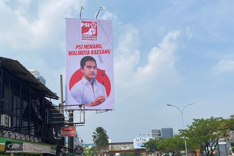 DPD PSI Kota Depok memasang baliho dukungan Kaesang Pangarep sebagai calon wali kota Depok di Jalan Margonda Raya, Depok.(Dokumen DPD PSI Kota Depok)