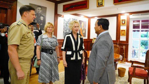 Menteri Pertahanan Prabowo Subianto menerima kunjungan Duta Besar Rusia Lyudmila Georgievna Vorobieva. (Dok. Instagram @prabowo)