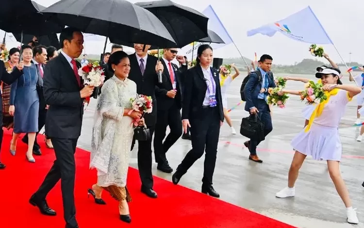 Presiden Jokowi dan Ibu Iriana Tiba di Chengdu