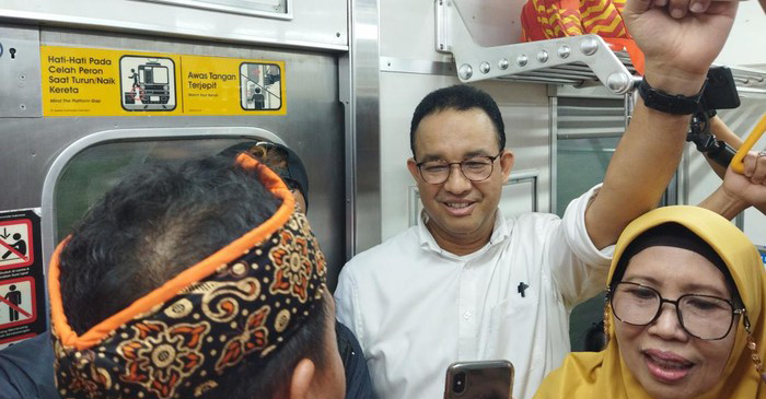 Alasan Anies Baswedan Pulang Naik KRL di Kampanye Hari Pertama